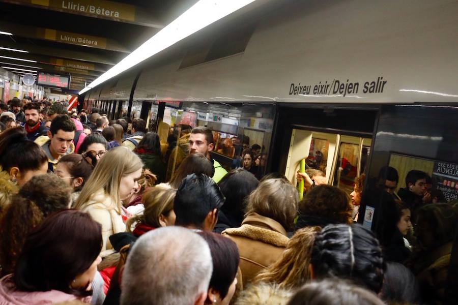 Fotos: Colapso en Valencia por los paros de EMT y Metrovalencia