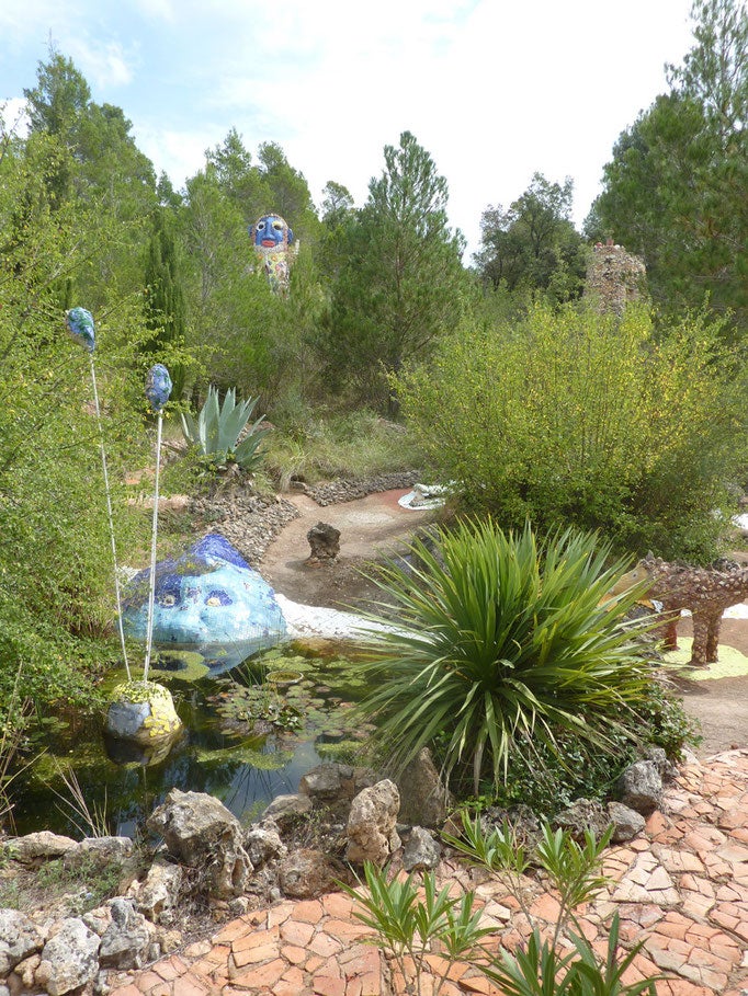 Este artista crea sus obras con cemento y azulejos de forma que se mimetizan con el entorno natural del Parque. Color e imaginación toman cientos de formas, reales o fantásticas en este espacio al aire libre que se puede visitar por 2,50 euros.