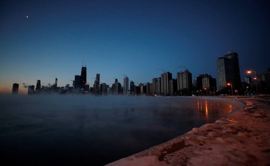 El mediooeste de Estados Unidos se prepara para unos días de frío extremo que podría situar los termómetros cerca de los 40 grados bajo cero, lo que ha llevado a las autoridades a declarar el estado de emergencia y la cancelación de cientos de vuelos. El área de Chicago está acostumbrada a inviernos crudos, y registra un frío récord de -32 grados centígrados en 1985, pero este año el llamado Vortex Polar llega con una fuerza mayor después de 13 días consecutivos de nevadas. Estas temperaturas pueden congelar a una persona en diez minutos. Se trata de una emergencia que ocurre «una vez por década, o cada dos décadas», declaró Dave Dombek, meteorólogo principal de la empresa Accuweather. La Oficina de Emergencias 911 de la ciudad ha advertido a los valientes ciudadanos de que las señales de congelación son hormigueo, palpitaciones y adormecimiento en los dedos de manos y pies, orejas y nariz. Con la congelación, los fluidos corporales se cristalizan y expanden, causando daños en los tejidos que pueden provocar la muerte.