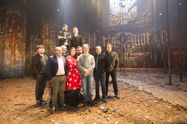 El equipo artístico de 'I masnadieri', ayer, en el escenario donde se estrenará la ópera de Verdi. 