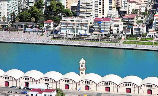 Los tinglados que existen en el puerto de Gandia.