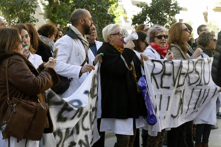 Alrededor de medio centenar de profesionales sanitarios del departamento de salud de Dénia han protagonizado este miércoles dos protestas en Valencia, una a las puertas de la Conselleria de Sanidad o otra frente al Palau de la Generalitat. Los facultativos y enfermeros reclaman que en la próxima reversión del departamento se adopte el modelo Alzira (pasar a ser personal laboral a extinguir) en lugar de estar contratados por el empresa pública que se va a crear para comprar las acciones deDKV y Ribera Salud , empresas que conforman laUTE Marina Salud que, en la actualidad, gestiona el departamento. 