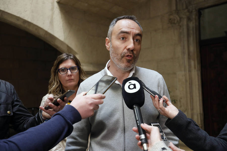 Alrededor de medio centenar de profesionales sanitarios del departamento de salud de Dénia han protagonizado este miércoles dos protestas en Valencia, una a las puertas de la Conselleria de Sanidad o otra frente al Palau de la Generalitat. Los facultativos y enfermeros reclaman que en la próxima reversión del departamento se adopte el modelo Alzira (pasar a ser personal laboral a extinguir) en lugar de estar contratados por el empresa pública que se va a crear para comprar las acciones deDKV y Ribera Salud , empresas que conforman laUTE Marina Salud que, en la actualidad, gestiona el departamento. 