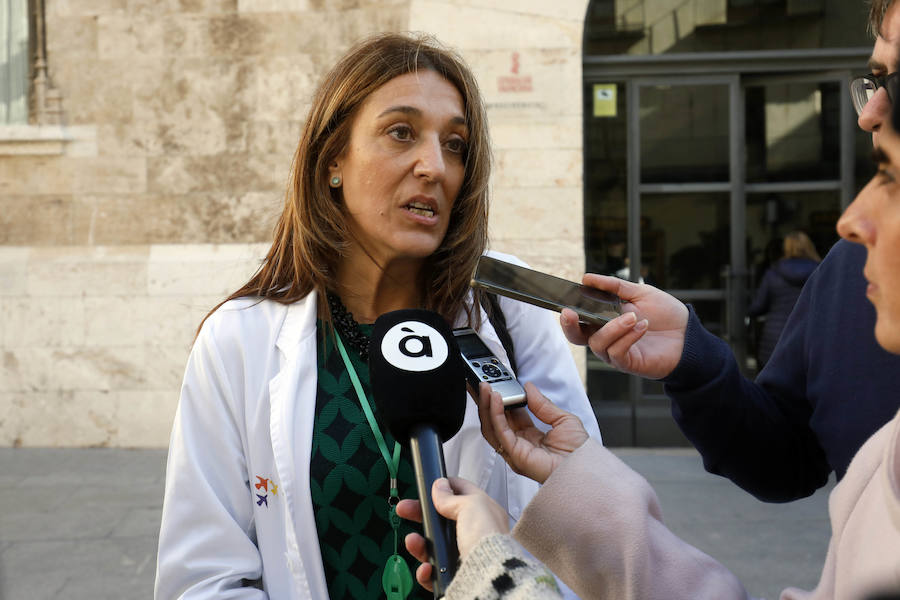 Alrededor de medio centenar de profesionales sanitarios del departamento de salud de Dénia han protagonizado este miércoles dos protestas en Valencia, una a las puertas de la Conselleria de Sanidad o otra frente al Palau de la Generalitat. Los facultativos y enfermeros reclaman que en la próxima reversión del departamento se adopte el modelo Alzira (pasar a ser personal laboral a extinguir) en lugar de estar contratados por el empresa pública que se va a crear para comprar las acciones deDKV y Ribera Salud , empresas que conforman laUTE Marina Salud que, en la actualidad, gestiona el departamento. 