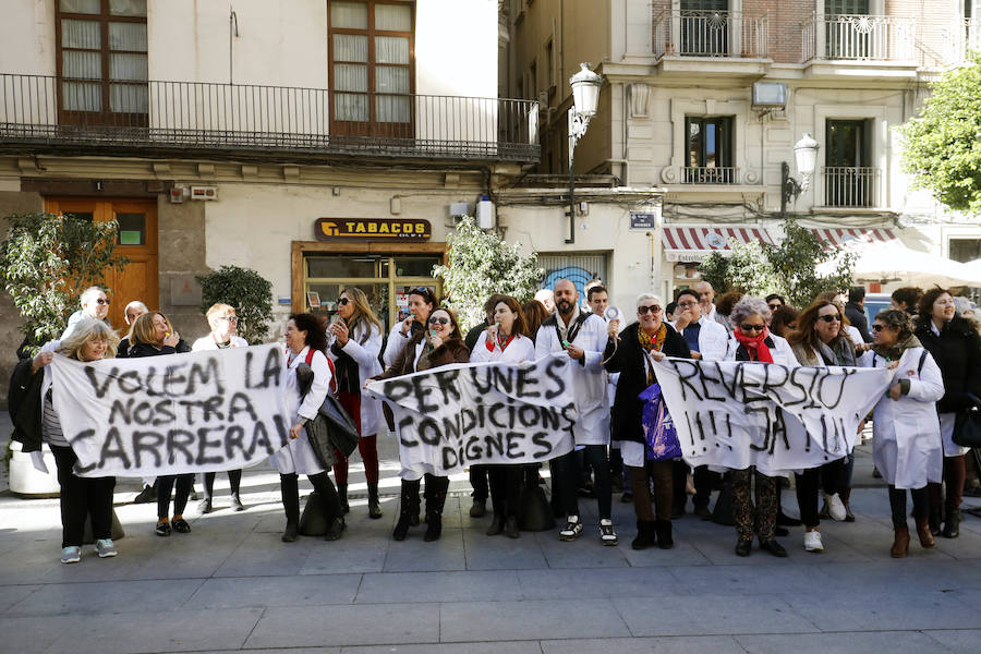 Alrededor de medio centenar de profesionales sanitarios del departamento de salud de Dénia han protagonizado este miércoles dos protestas en Valencia, una a las puertas de la Conselleria de Sanidad o otra frente al Palau de la Generalitat. Los facultativos y enfermeros reclaman que en la próxima reversión del departamento se adopte el modelo Alzira (pasar a ser personal laboral a extinguir) en lugar de estar contratados por el empresa pública que se va a crear para comprar las acciones deDKV y Ribera Salud , empresas que conforman laUTE Marina Salud que, en la actualidad, gestiona el departamento. 