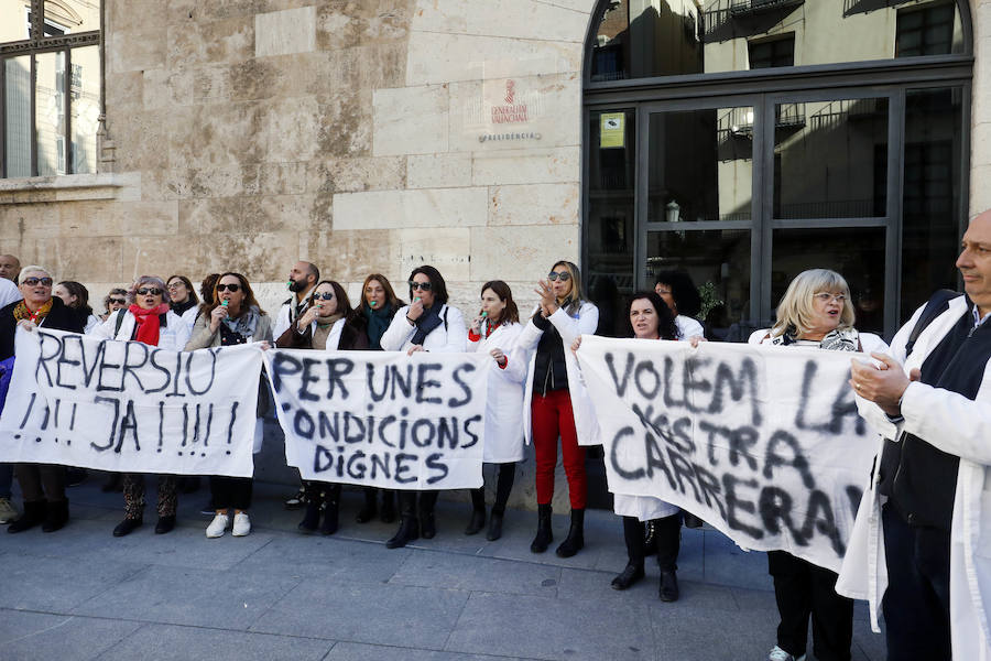 Alrededor de medio centenar de profesionales sanitarios del departamento de salud de Dénia han protagonizado este miércoles dos protestas en Valencia, una a las puertas de la Conselleria de Sanidad o otra frente al Palau de la Generalitat. Los facultativos y enfermeros reclaman que en la próxima reversión del departamento se adopte el modelo Alzira (pasar a ser personal laboral a extinguir) en lugar de estar contratados por el empresa pública que se va a crear para comprar las acciones deDKV y Ribera Salud , empresas que conforman laUTE Marina Salud que, en la actualidad, gestiona el departamento. 