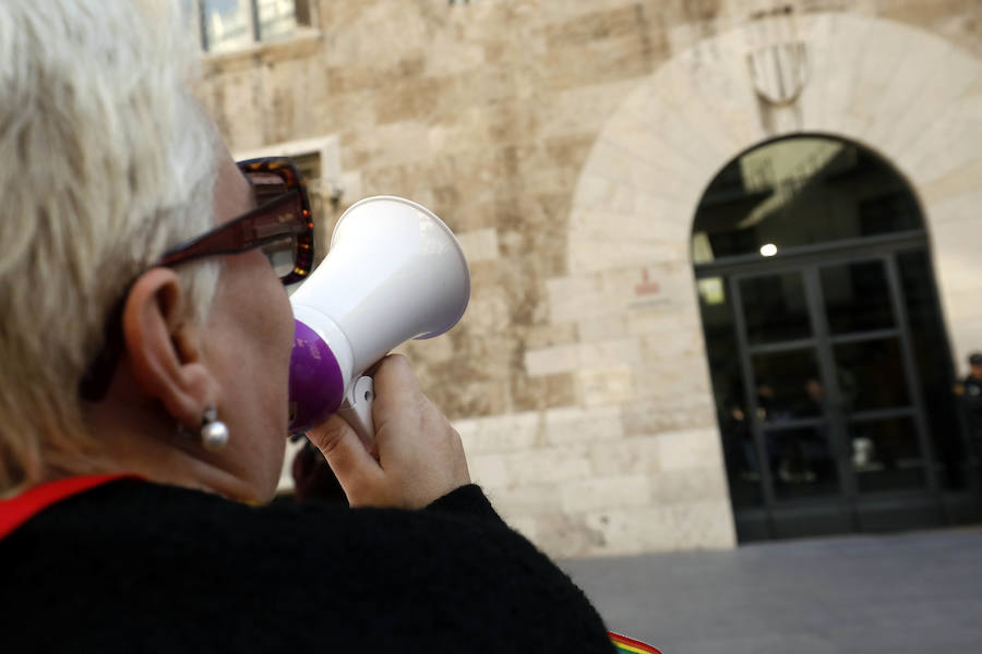 Alrededor de medio centenar de profesionales sanitarios del departamento de salud de Dénia han protagonizado este miércoles dos protestas en Valencia, una a las puertas de la Conselleria de Sanidad o otra frente al Palau de la Generalitat. Los facultativos y enfermeros reclaman que en la próxima reversión del departamento se adopte el modelo Alzira (pasar a ser personal laboral a extinguir) en lugar de estar contratados por el empresa pública que se va a crear para comprar las acciones deDKV y Ribera Salud , empresas que conforman laUTE Marina Salud que, en la actualidad, gestiona el departamento. 