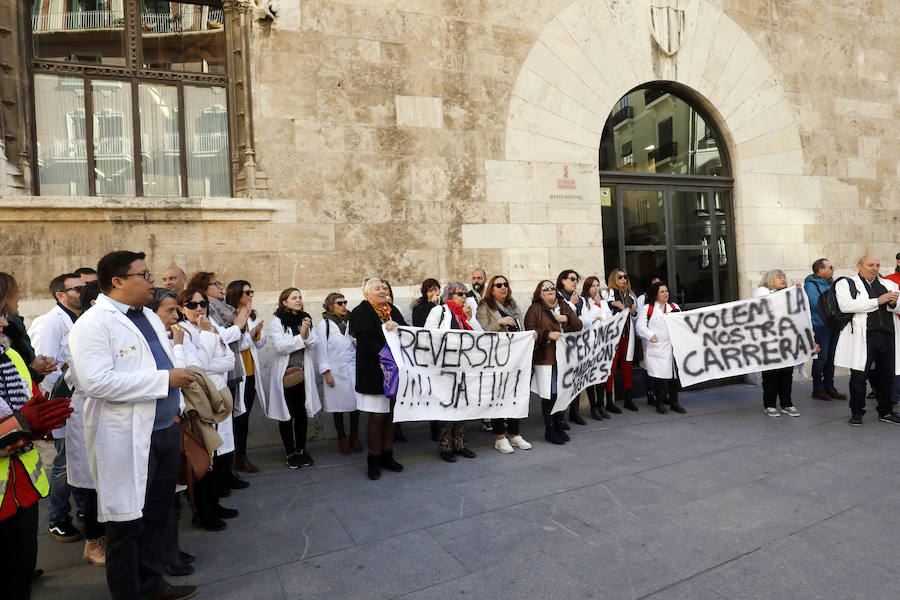 Alrededor de medio centenar de profesionales sanitarios del departamento de salud de Dénia han protagonizado este miércoles dos protestas en Valencia, una a las puertas de la Conselleria de Sanidad o otra frente al Palau de la Generalitat. Los facultativos y enfermeros reclaman que en la próxima reversión del departamento se adopte el modelo Alzira (pasar a ser personal laboral a extinguir) en lugar de estar contratados por el empresa pública que se va a crear para comprar las acciones deDKV y Ribera Salud , empresas que conforman laUTE Marina Salud que, en la actualidad, gestiona el departamento. 