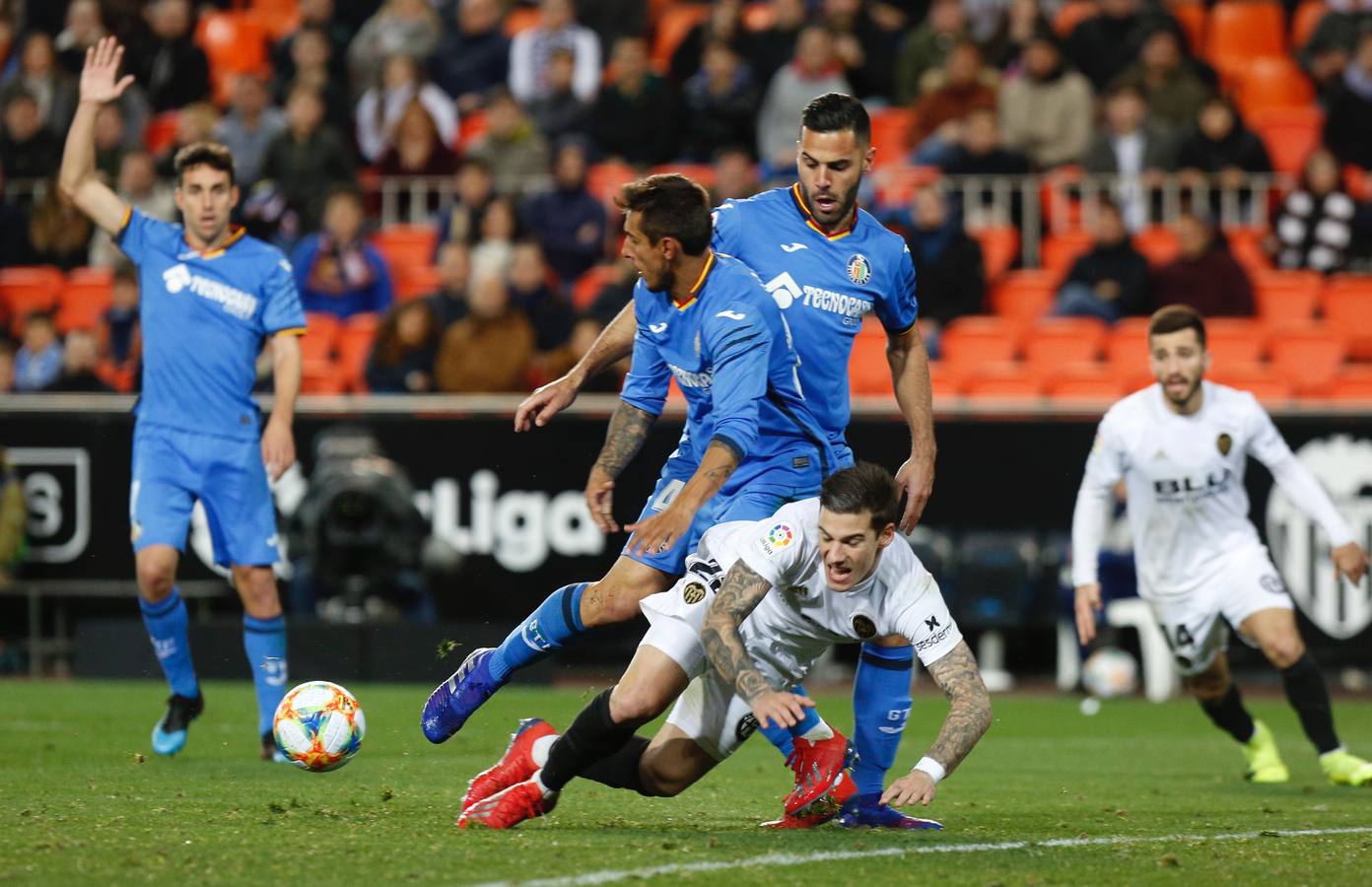 Mestalla vivió una tangana en el césped tras el Valencia-Getafe. Los señalados por el árbitro en el acta: Damián Suárez, Bruno y Jaime Mata. Por el Valencia, Diakhaby estaba desatado, Gabriel Paulista intentaba poner paz sin camiseta y ensangrentado por un golpe con Garay; Guedes y Kondogbia de paisano queriendo participar de la fiesta... 