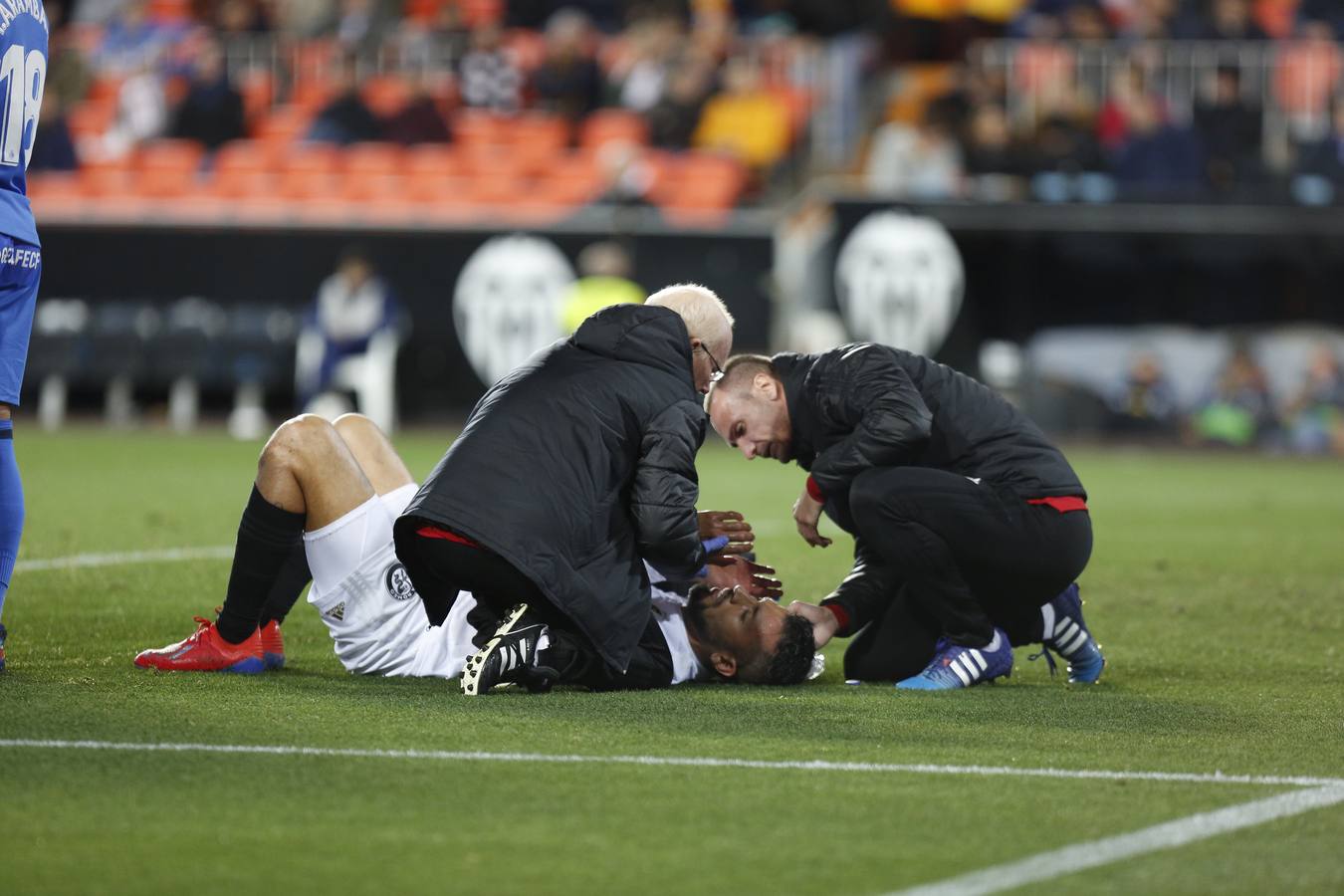 Mestalla vivió una tangana en el césped tras el Valencia-Getafe. Los señalados por el árbitro en el acta: Damián Suárez, Bruno y Jaime Mata. Por el Valencia, Diakhaby estaba desatado, Gabriel Paulista intentaba poner paz sin camiseta y ensangrentado por un golpe con Garay; Guedes y Kondogbia de paisano queriendo participar de la fiesta... 