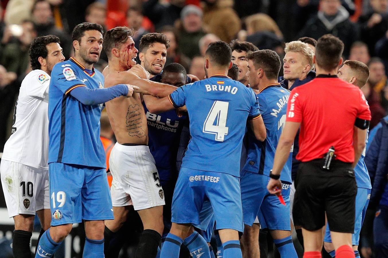 Mestalla vivió una tangana en el césped tras el Valencia-Getafe. Los señalados por el árbitro en el acta: Damián Suárez, Bruno y Jaime Mata. Por el Valencia, Diakhaby estaba desatado, Gabriel Paulista intentaba poner paz sin camiseta y ensangrentado por un golpe con Garay; Guedes y Kondogbia de paisano queriendo participar de la fiesta... 