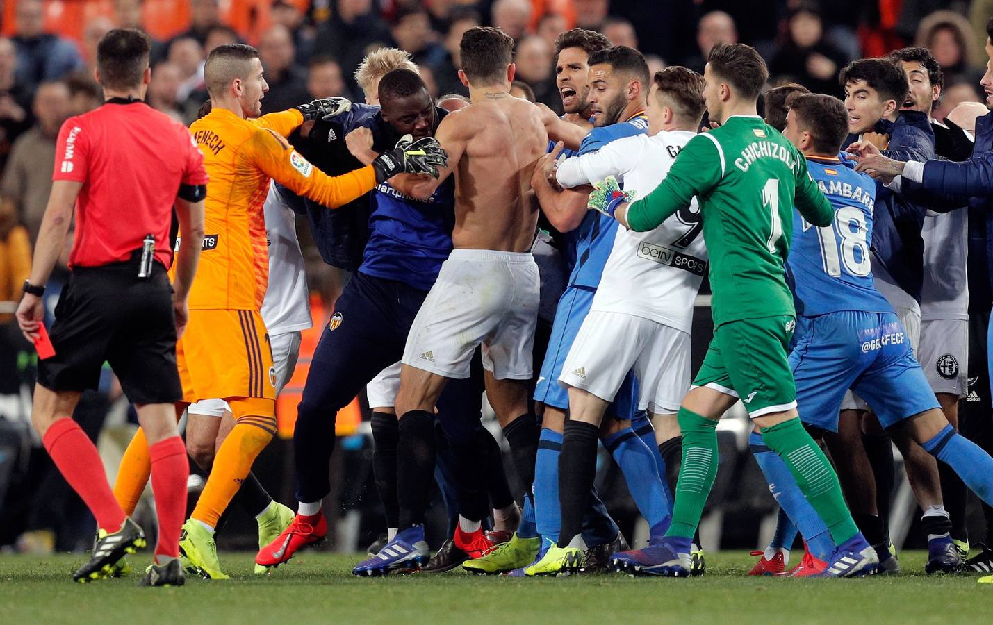 Mestalla vivió una tangana en el césped tras el Valencia-Getafe. Los señalados por el árbitro en el acta: Damián Suárez, Bruno y Jaime Mata. Por el Valencia, Diakhaby estaba desatado, Gabriel Paulista intentaba poner paz sin camiseta y ensangrentado por un golpe con Garay; Guedes y Kondogbia de paisano queriendo participar de la fiesta... 