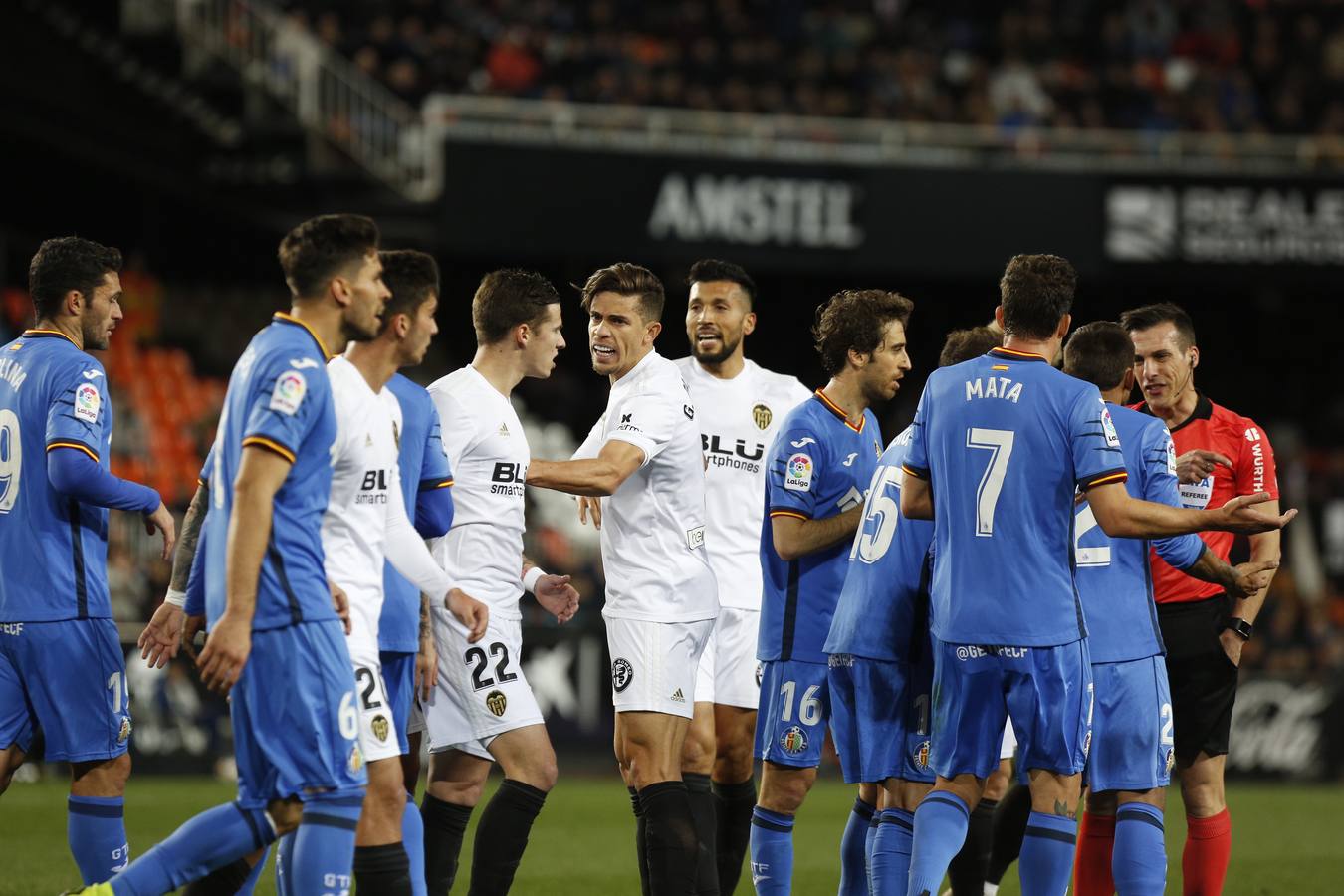 Antes de la remontada del Valencia al Getafe en Copa, ya se produjeron piques, patadas, entradas duras, tarjetas, protestas, amagos de tanganas... 