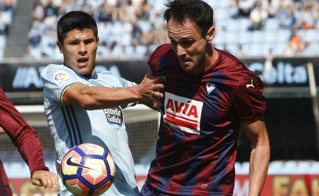 Roncaglia trata de sujetar a Kike, jugador del Eibar.