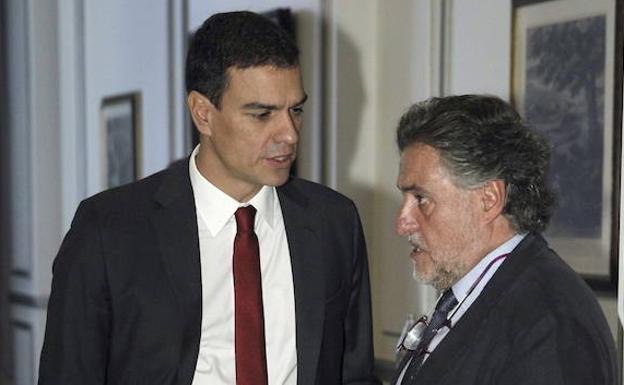 El presidente del Gobierno, Pedro Sánchez, junto a Pepu Hernández, precandidato del PSOE a la alcaldía de Madrid. 