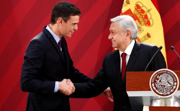 Pedro Sánchez saluda al presidente de México, Andrés Manuel López Obrador.