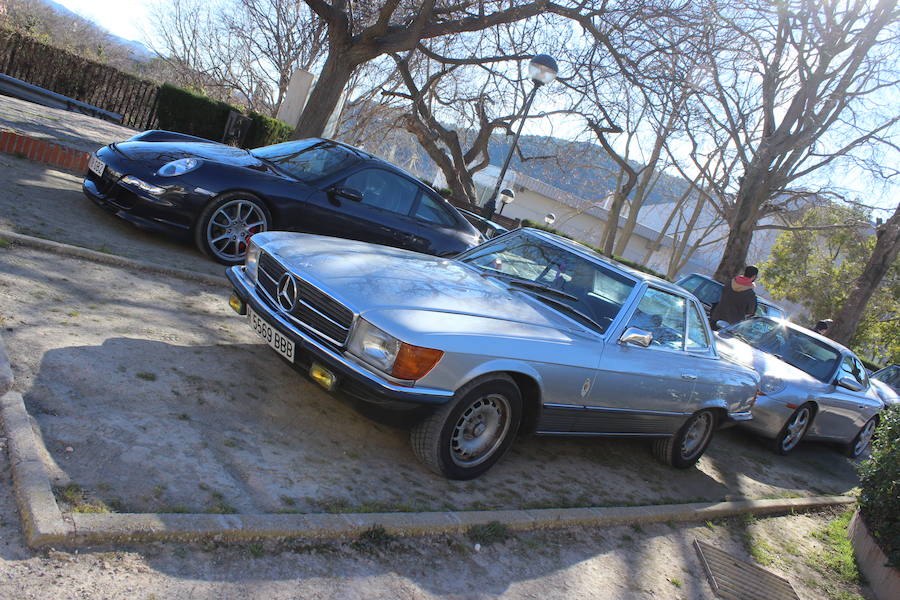 El taller valenciano Carrera Classic Car reunió a su club de amigos en Viver para recaudar fondos destinados a la fundación 'el sueño de Vicky'.