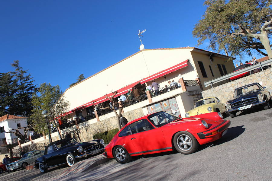 El taller valenciano Carrera Classic Car reunió a su club de amigos en Viver para recaudar fondos destinados a la fundación 'el sueño de Vicky'.