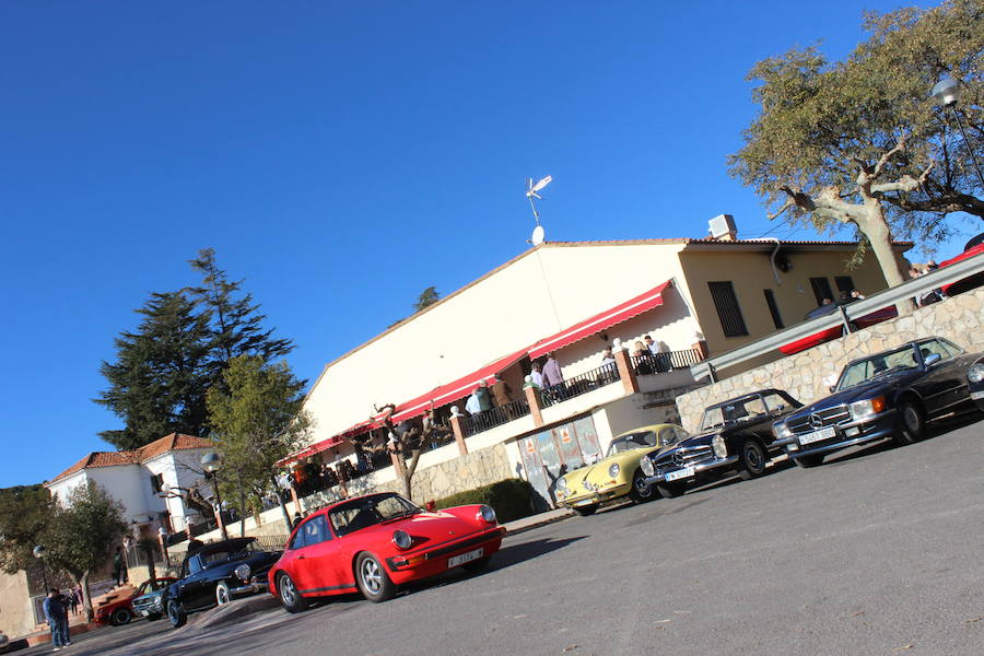 El taller valenciano Carrera Classic Car reunió a su club de amigos en Viver para recaudar fondos destinados a la fundación 'el sueño de Vicky'.