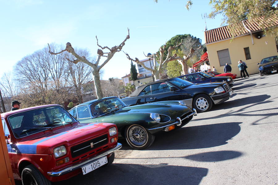 El taller valenciano Carrera Classic Car reunió a su club de amigos en Viver para recaudar fondos destinados a la fundación 'el sueño de Vicky'.