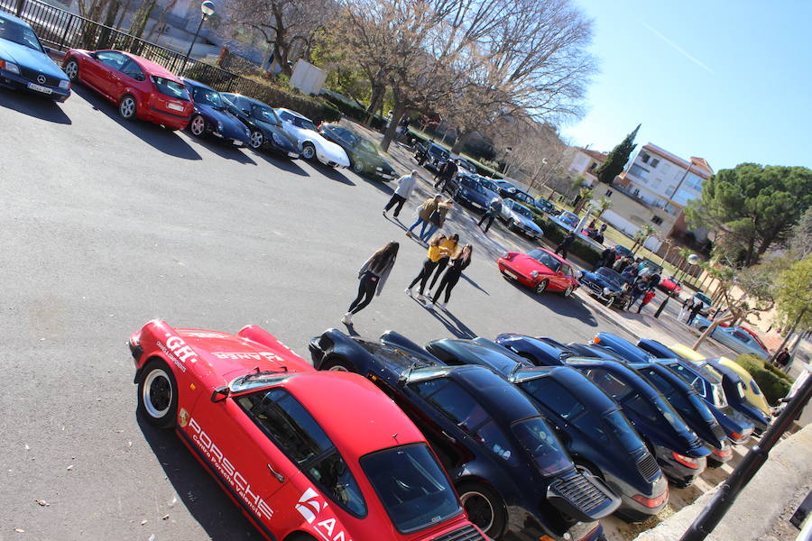 El taller valenciano Carrera Classic Car reunió a su club de amigos en Viver para recaudar fondos destinados a la fundación 'el sueño de Vicky'.