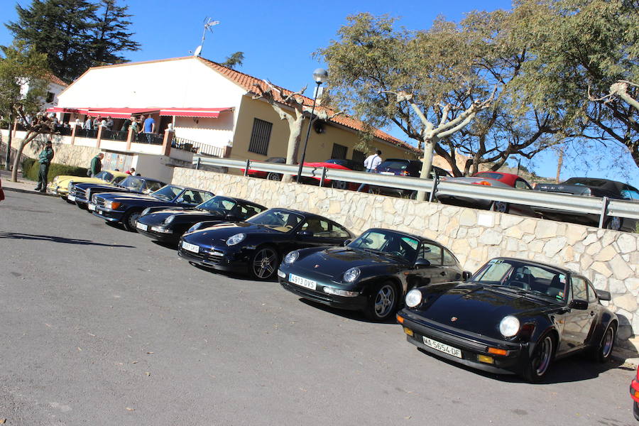 El taller valenciano Carrera Classic Car reunió a su club de amigos en Viver para recaudar fondos destinados a la fundación 'el sueño de Vicky'.