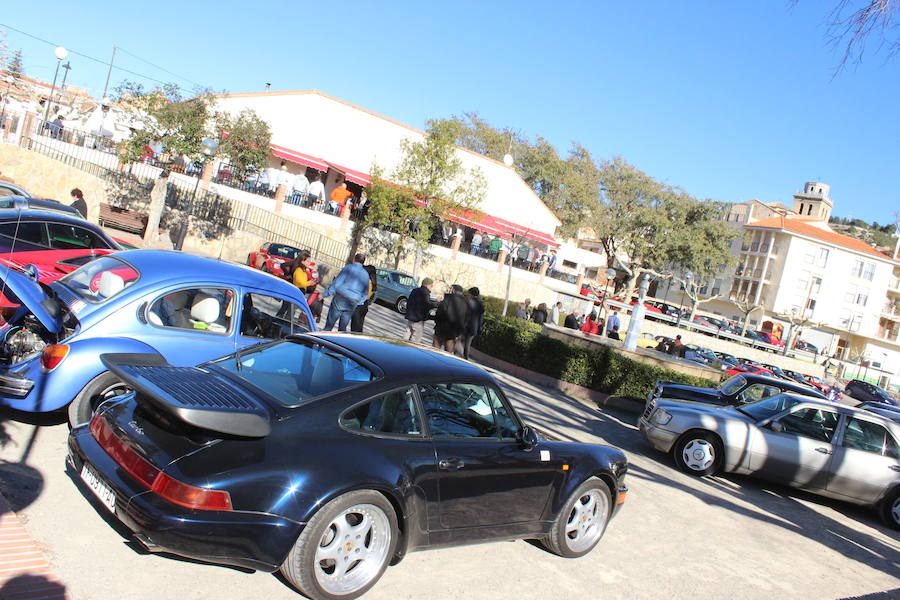 El taller valenciano Carrera Classic Car reunió a su club de amigos en Viver para recaudar fondos destinados a la fundación 'el sueño de Vicky'.