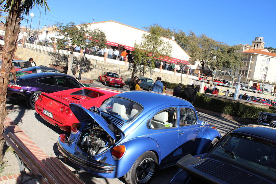 El taller valenciano Carrera Classic Car reunió a su club de amigos en Viver para recaudar fondos destinados a la fundación 'el sueño de Vicky'.