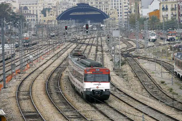 Un tren de Cercanías saliendo de la estación del Nord de Valencia. 