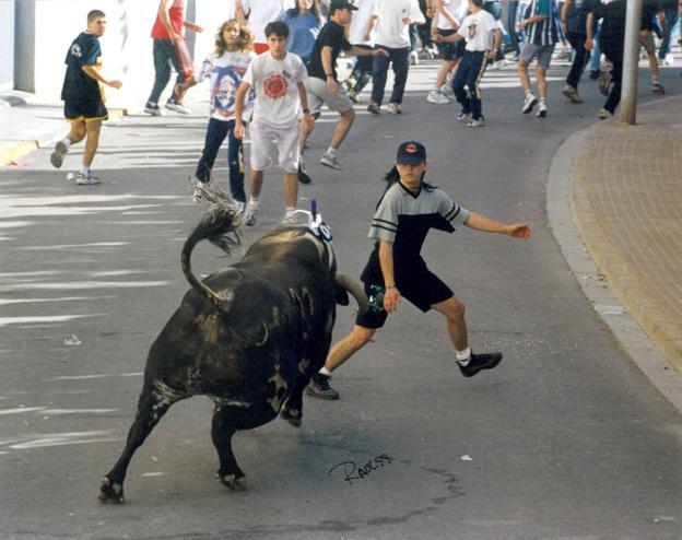 Templando un toro en su barrio de la calle Vila-real, en Onda. 