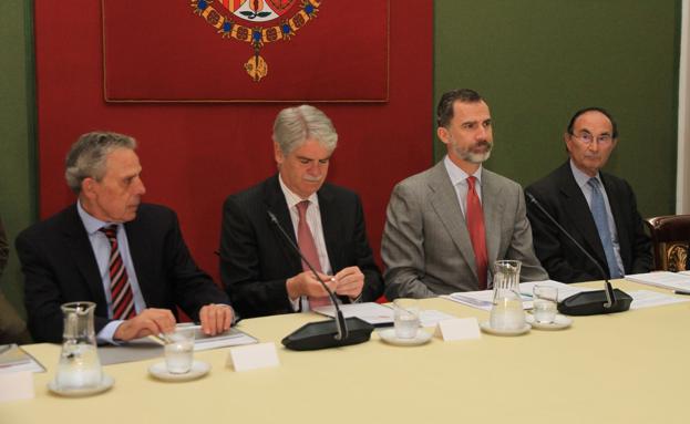 Felipe VI preside un acto del Instituto Elcano.