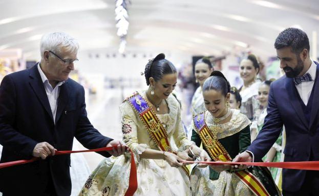 Las falleras mayores de Valencia 2019, Sara Larrazábal y Marina Civera, cortan la cinta en la inauguración de la Exposición del Ninot 2019.