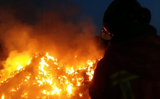 Imagen principal - Actuaciones del Consorcio Provincial de Bomberos de Valencia: 1. Incendio industrial en Xàtiva. 2. Rescate en Cofrentes. 3. Rescate en Bolbaite.