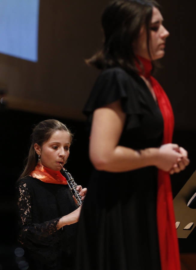 Treinta jóvenes valencianos ensayan en el Palau las obras que interpretarán bajo la batuta de la directora Mercedes Femenía. Esta iniciativa de LAS PROVINCIAS y Bankia busca visibilizar el talento