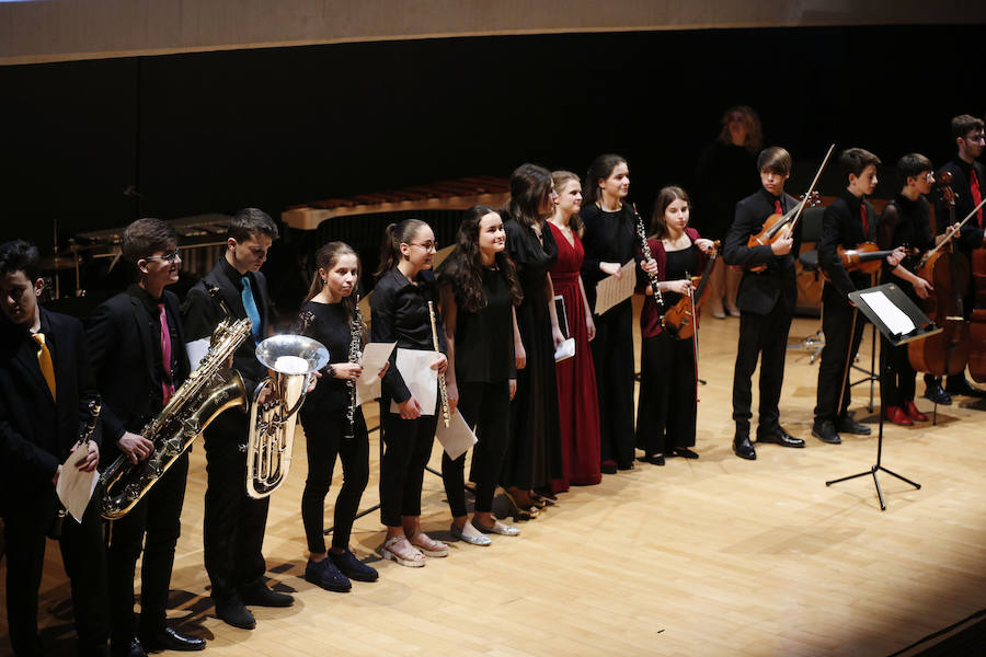 Treinta jóvenes valencianos ensayan en el Palau las obras que interpretarán bajo la batuta de la directora Mercedes Femenía. Esta iniciativa de LAS PROVINCIAS y Bankia busca visibilizar el talento