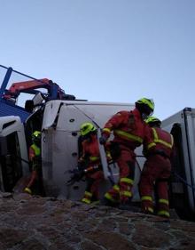 Imagen secundaria 2 - El viento deja un muerto, una surfista rescatada y dos incendios forestales