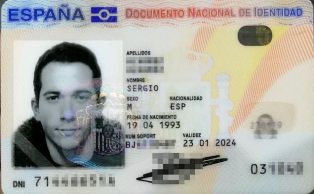 El DNI con la foto con el palillo en la boca.