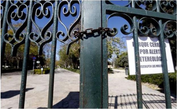 Parque cerrado por el viento en Valencia. 