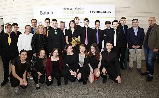 Gonzalo Zarranz, Fidel Pila, Mercedes Femenía y Carlos Rial con los protagonistas. 