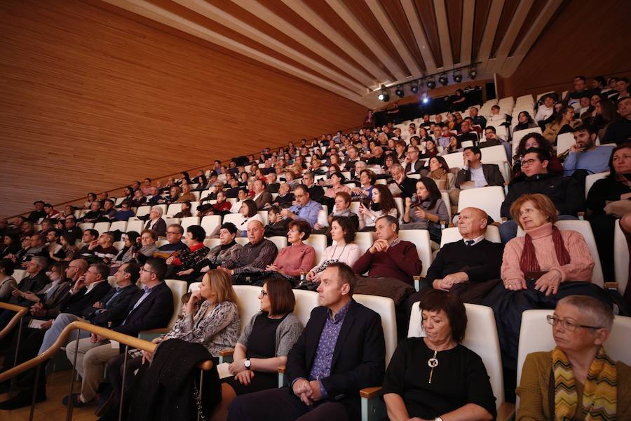 Treinta jóvenes valencianos ensayan en el Palau las obras que interpretarán bajo la batuta de la directora Mercedes Femenía. Esta iniciativa de LAS PROVINCIAS y Bankia busca visibilizar el talento