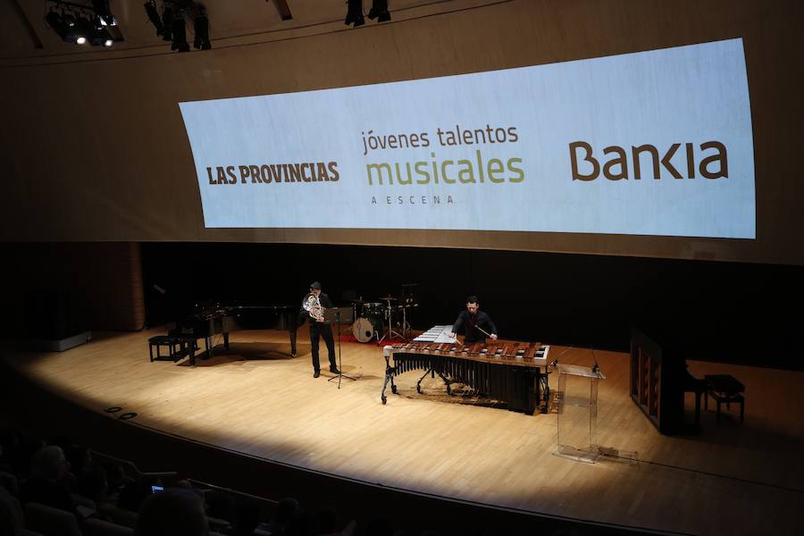 Treinta jóvenes valencianos ensayan en el Palau las obras que interpretarán bajo la batuta de la directora Mercedes Femenía. Esta iniciativa de LAS PROVINCIAS y Bankia busca visibilizar el talento