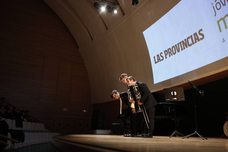 Treinta jóvenes valencianos ensayan en el Palau las obras que interpretarán bajo la batuta de la directora Mercedes Femenía. Esta iniciativa de LAS PROVINCIAS y Bankia busca visibilizar el talento