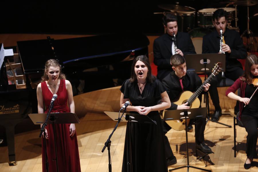 Treinta jóvenes valencianos ensayan en el Palau las obras que interpretarán bajo la batuta de la directora Mercedes Femenía. Esta iniciativa de LAS PROVINCIAS y Bankia busca visibilizar el talento