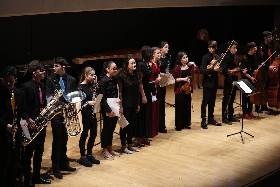 Treinta jóvenes valencianos ensayan en el Palau las obras que interpretarán bajo la batuta de la directora Mercedes Femenía. Esta iniciativa de LAS PROVINCIAS y Bankia busca visibilizar el talento