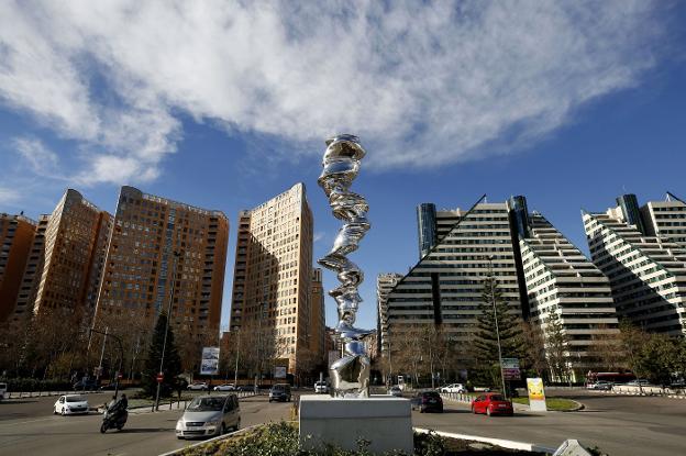 Una nueva escultura luce en el Puente de Monteolivete