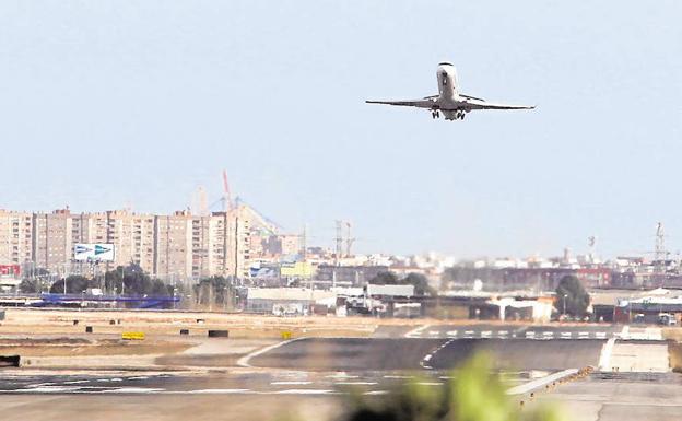 El viento obliga a desviar tres aviones que iban a aterrizar en Manises