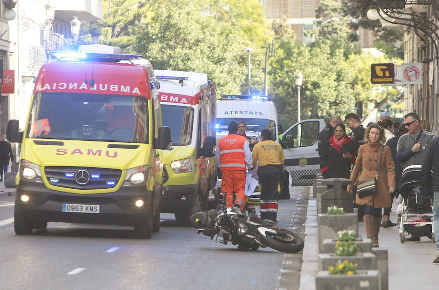 Dos heridos graves en el atropello de una moto a una mujer en la calle de la Paz de Valencia | Una de las víctimas es un joven motorista de 25 años que se ha estrellado después del atropello y la otra es la persona arrollada