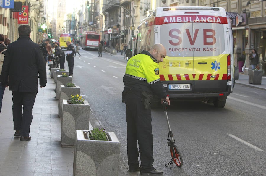 Dos heridos graves en el atropello de una moto a una mujer en la calle de la Paz de Valencia | Una de las víctimas es un joven motorista de 25 años que se ha estrellado después del atropello y la otra es la persona arrollada