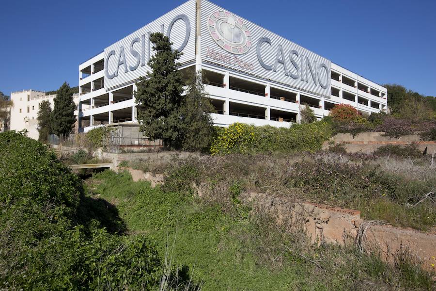 Tal día como hoy, 4 de febrero de 1979, abría sus puertas en Monte Picayo el segundo casino de España. Corrían los tiempos de la Transición política y la ley del juego acababa de aprobarse. El propietario del hotel de lujo, el empresario valenciano Jesús Gómez Escardó, consiguió la licencia para abrir un local de ocio y se embarcó en la empresa. Cuarenta años después poco queda del esplendor de antaño.