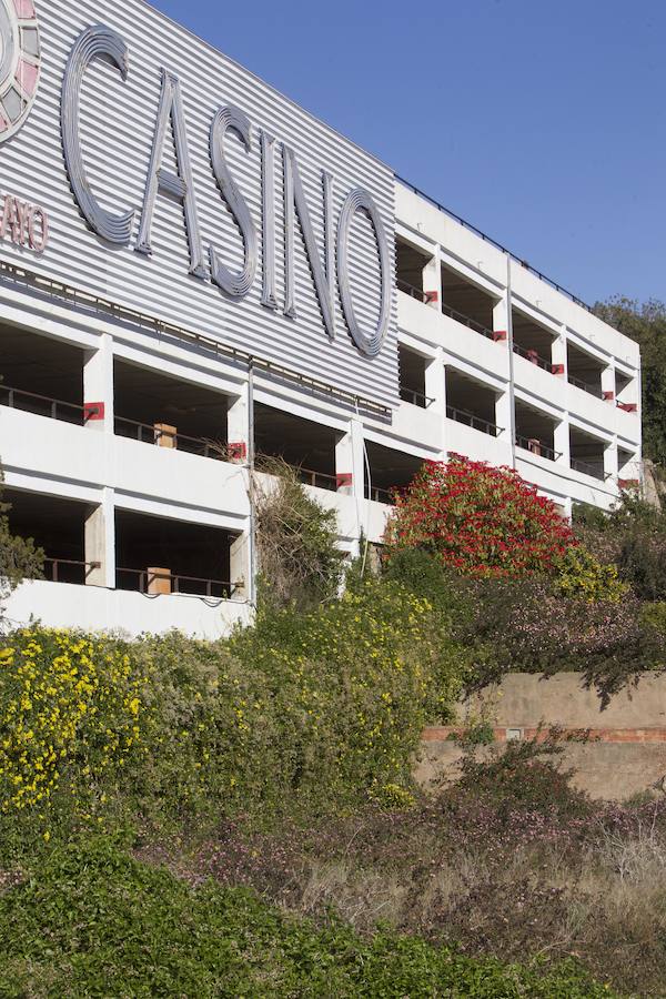 Tal día como hoy, 4 de febrero de 1979, abría sus puertas en Monte Picayo el segundo casino de España. Corrían los tiempos de la Transición política y la ley del juego acababa de aprobarse. El propietario del hotel de lujo, el empresario valenciano Jesús Gómez Escardó, consiguió la licencia para abrir un local de ocio y se embarcó en la empresa. Cuarenta años después poco queda del esplendor de antaño.